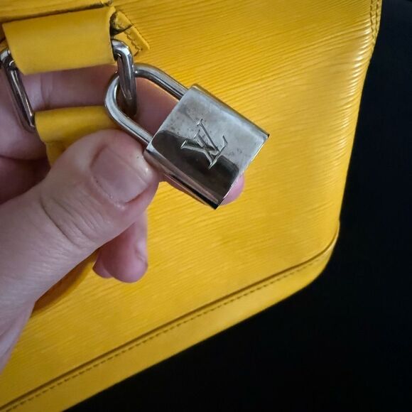 Used excellent condition Louis Vuitton Epi Alma BB with strap - Picture 5 of 16